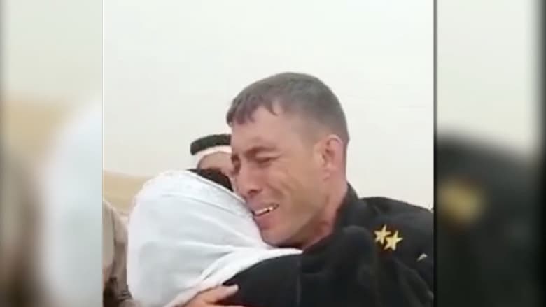 جندي عراقي يتفاجأ بعائلته وسط فارين من الموصل
