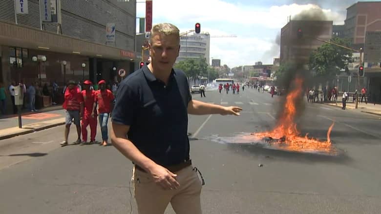 أعمال شغب ونهب في جنوب أفريقيا وسط احتجاجات تطالب برحيل زوما 