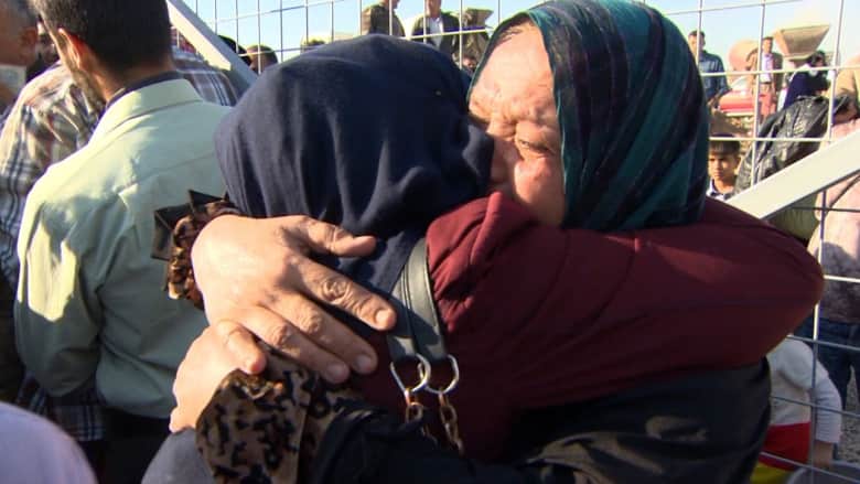عائلات يلتم شملها في مخيم قرب الموصل بعد الهروب من "داعش"