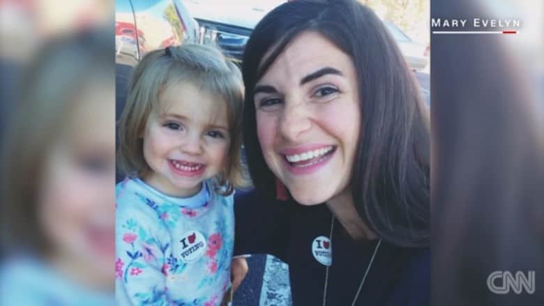 أمريكيات يصوتن مع بناتهن أملا بجعل كلينتون أول رئيسة لأمريكا 