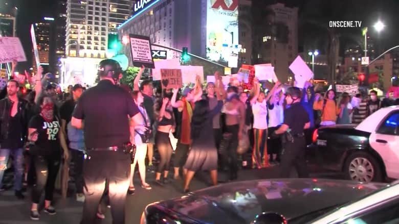اعتقال متظاهرين ضد ترامب في لوس أنجلوس.. والهتاف: سلمية