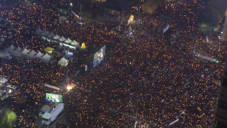مئات الآلاف يطالبون برحيل رئيسة كوريا الجنوبية بسبب صديقتها