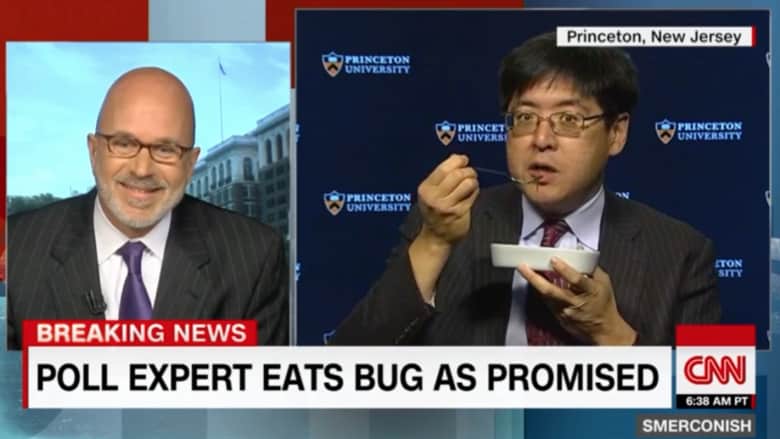 خبير استطلاعات رأي يأكل حشرة بسبب ترامب على شاشة CNN 