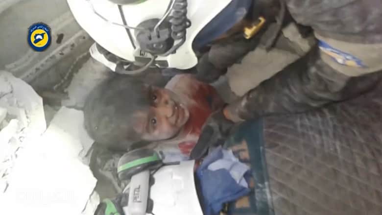 إنقاذ طفل من تحت الأنقاض في حلب.. وسقوط عشرات القتلى والمصابين