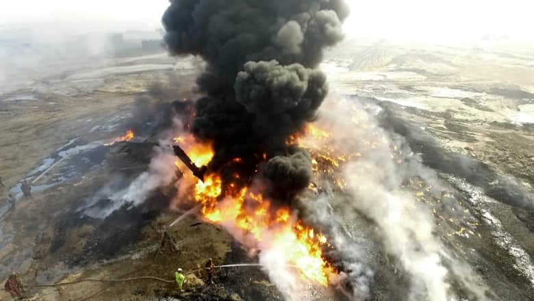 إرث داعش السام: آبار النفط المحترقة تخنق سكان العراق