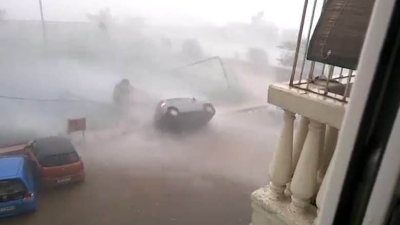 شاهد.. أمطار ورياح تقلب هذه السيارة في الهند