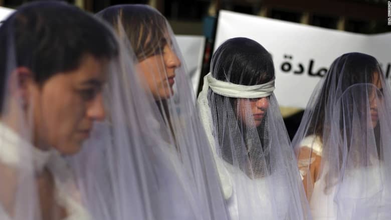 لبنانيات بفساتين زفاف ملطخة بالدماء ضد المادة 522 