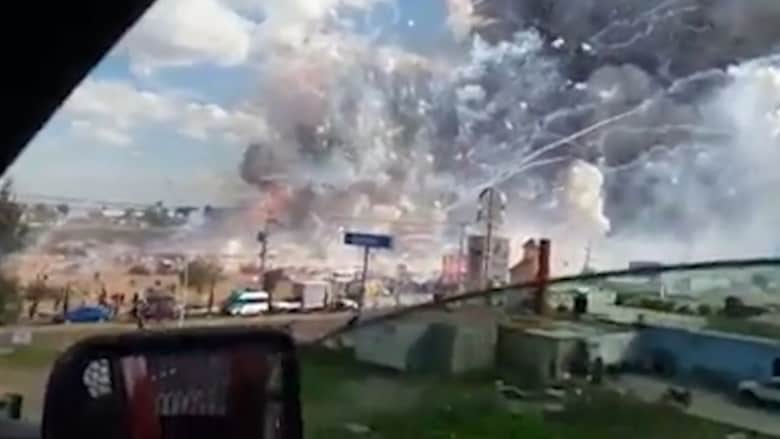 شاهد.. انفجار كبير يهز سوق ألعاب نارية بالمكسيك