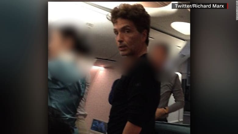 مغني أمريكي شهير يفاجىء ركاب طائرة كورية خلال عراك على متنها