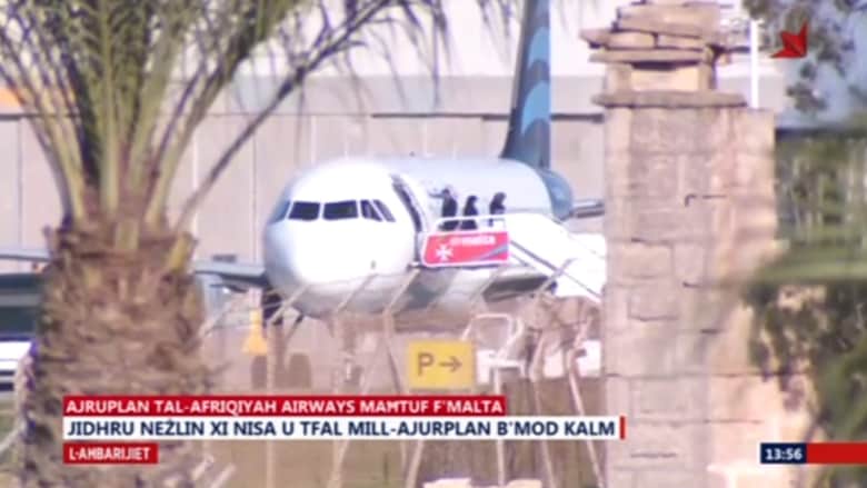 شاهد.. ركاب يغادرون الطائرة الليبية المختطفة في مالطا