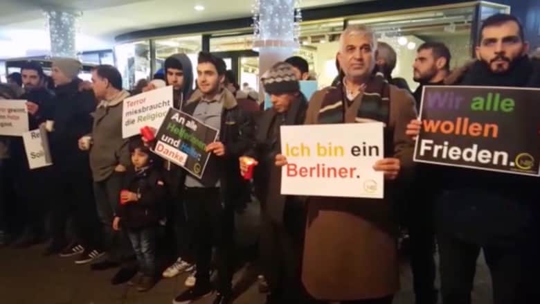 مسلمون يتجمعون في سوق الكريسماس في برلين: نحن أيضا ضحايا داعش