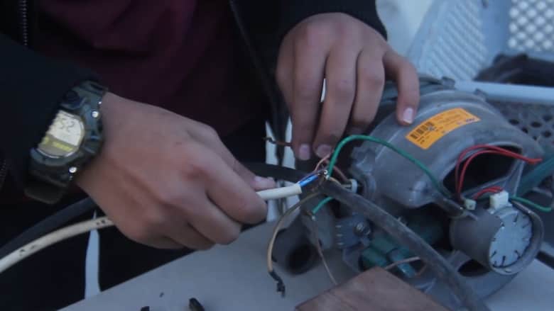 شاهدوا كيف يحول هذا الفتى من غزة الخردة لآلات