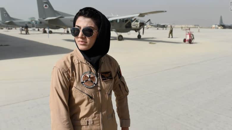 أول أفغانية تقود طائرة نفاثة تحاول اللجوء إلى الولايات المتحدة 