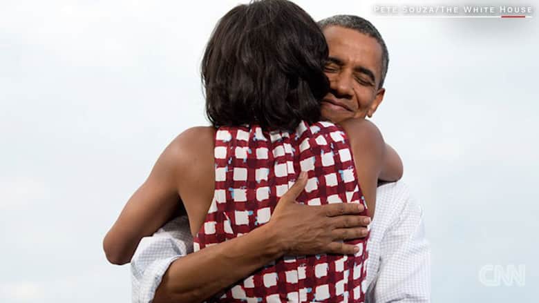قبلات وعناق.. أجمل لحظات لأوباما وزوجته