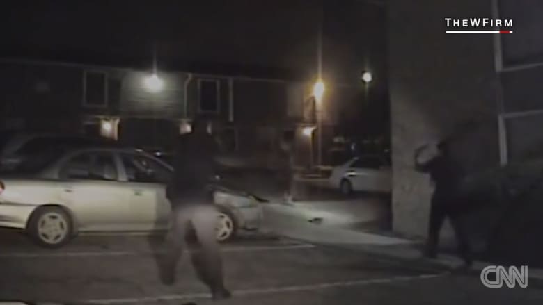 فيديو لحظة إطلاق الشرطة النار على رجل أسود من الخلف