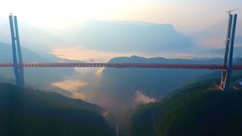 الصين تفتتح أعلى جسر في العالم بارتفاع 565 متراً