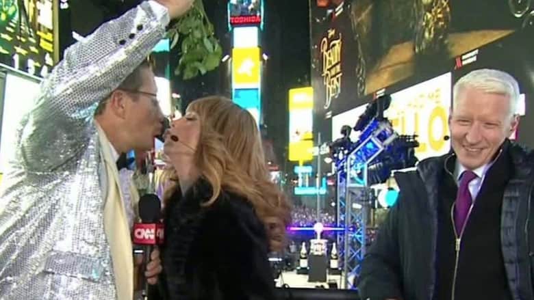 ريتشارد كويست والممثلة كاثي غريفين يتبادلان قبلة العام الجديد