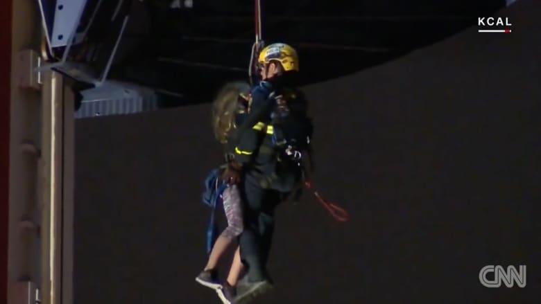 شاهد إنقاذ 21 شخصا علقوا بلعبة على ارتفاع 100 قدم