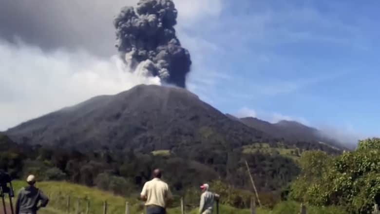 مشهد مذهل للحظة ثوران بركان في كوستاريكا