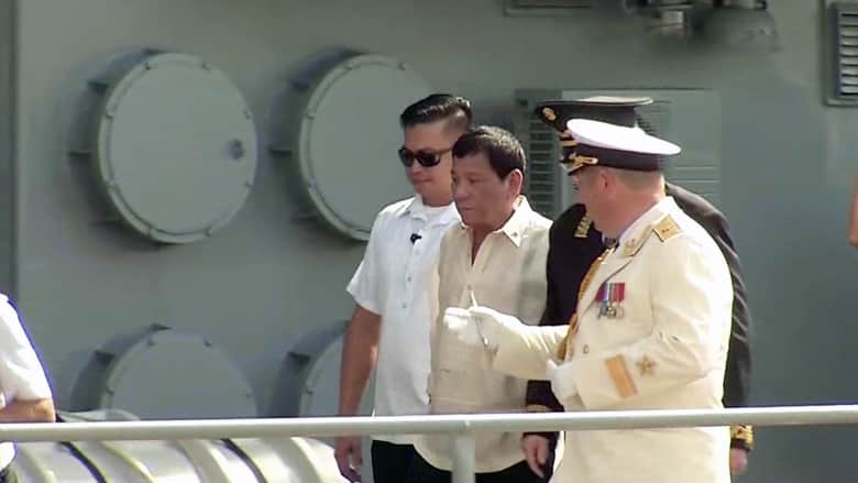 رئيس الفلبين يزور سفينة حربية روسية ويتطلع لدعم عسكري من موسكو