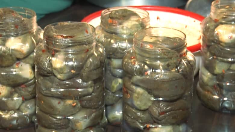 بالفيديو.. كيف يصنعُ "المكدوس" إحدى أكثر الأكلات السوريّة شعبيةً؟