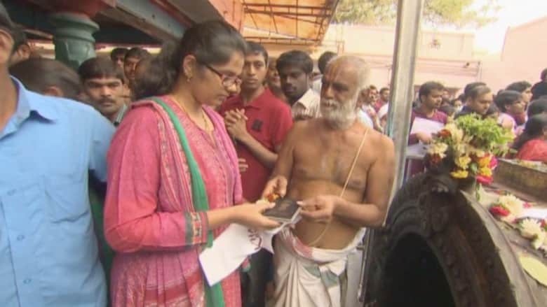 معبد في الهند يجذب الآلاف.. صلاة وطواف من أجل تأشيرة سفر لأمريكا