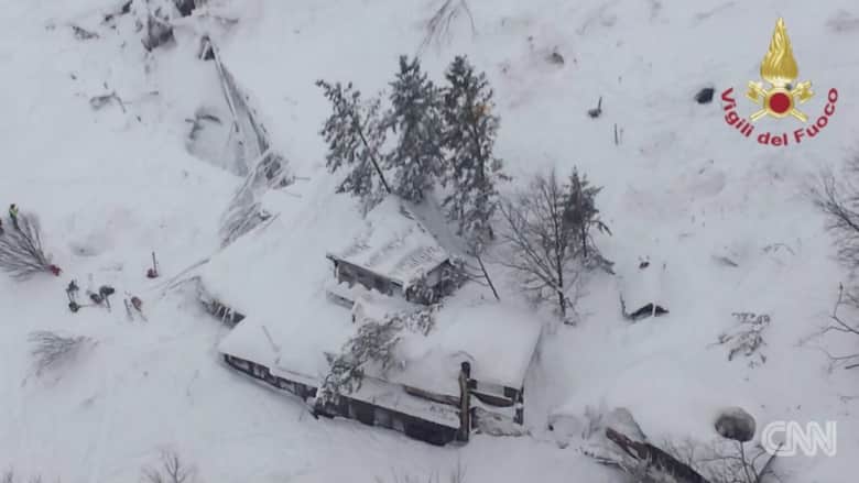 انهيار جليدي بعد هزة أرضية يدفن العشرات في إيطاليا