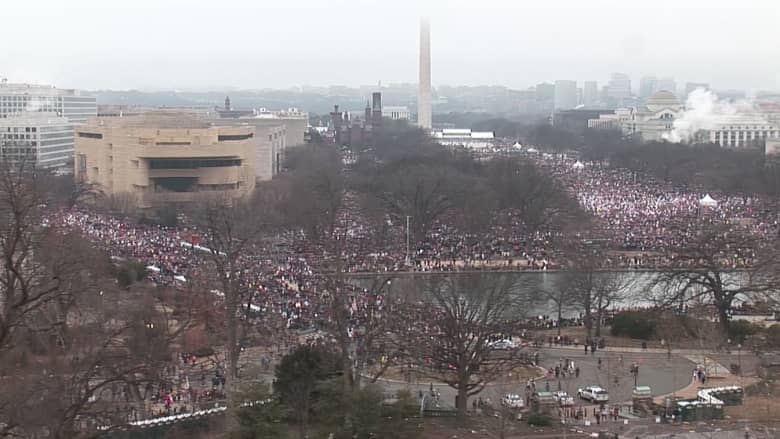 مئات الآلاف من النساء يعصفن بشوارع أمريكا في مسيرة "نسائية" ضد ترامب