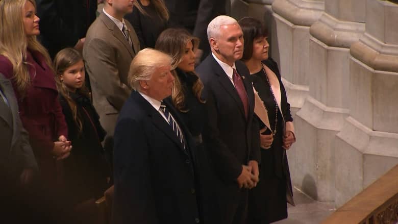 شاهد.. ترامب يستمع للقرآن بمراسم في كاتدرائية بواشنطن
