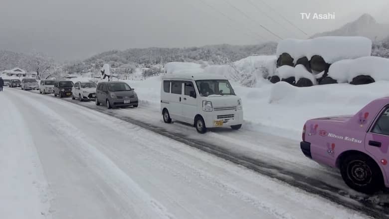 شاهد.. مئات المركبات عالقة في شوارع اليابان بسبب الثلوج