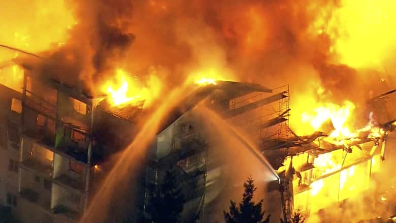حريق هائل يلتهم مبنى بشكل كامل في واشنطن