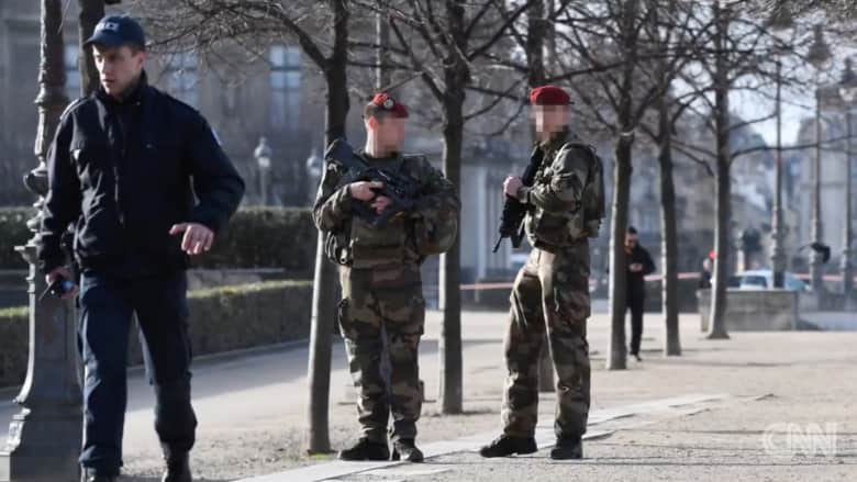 شرطة باريس: إطلاق النار على مسلح هتف "الله أكبر" قرب متحف اللوفر