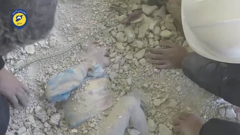 شاهد.. لحظة انتشال طفلة سورية من تحت الأنقاض
