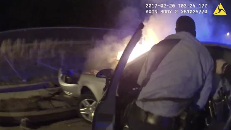 شاهد كيف أنقذ هذا الشرطي سائقا عالقا داخل سيارة مشتعلة!