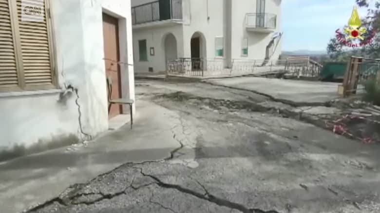 شاهد.. انهيار أرضي يمزق بلدة إيطالية.. ومواقع المنازل تتغير بأكثر من 10 أمتار