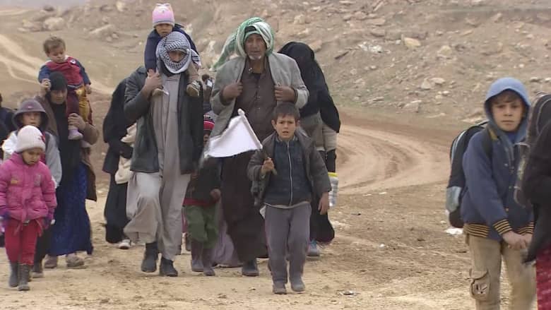 شاهد.. عشرات آلاف العراقيين يفرون من غرب الموصل