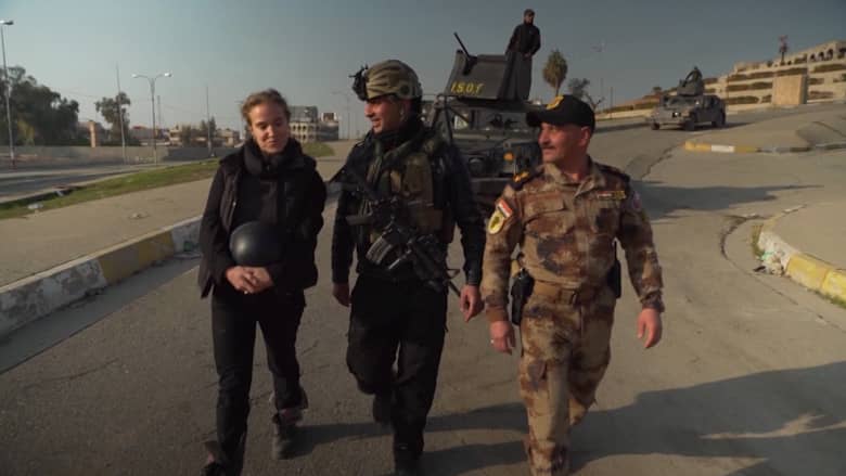 شاهد.. فريق CNN يعود للمنطقة ذاتها التي حاصره بها داعش بالموصل