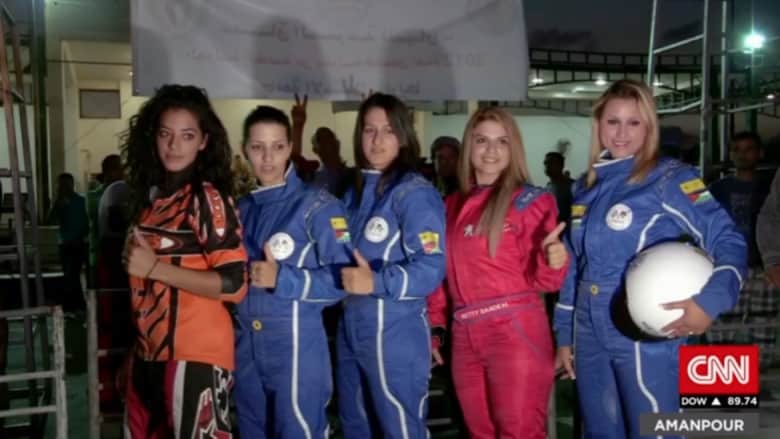 بالفيديو: أول فريق نسائي عربي لسباق السيارات في فلسطين "يكسر الحدود"