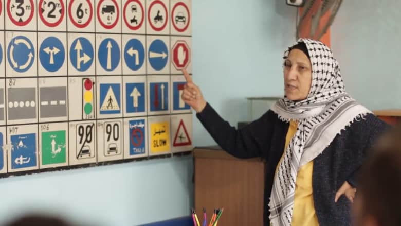سيدة بغزة تتحدى العادات وتعلم قيادة الشاحنات