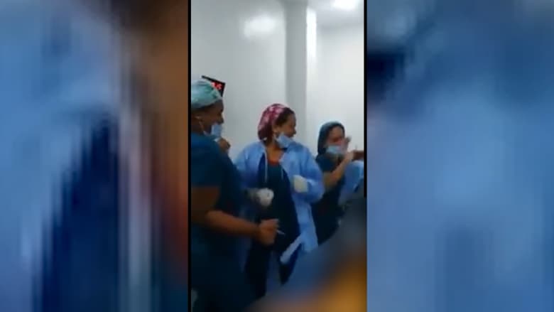 شاهد.. ممرضات يرقصن داخل غرفة عمليات بجانب مريضة عارية