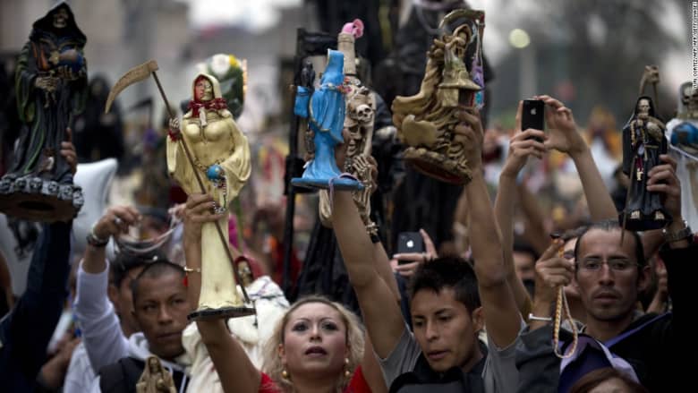 تعرّف إلى "قديسة الموت" وأتباعها في المكسيك