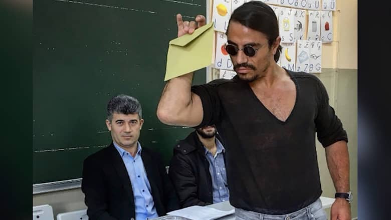 شاهد كيف أدلى "حبيب الملح" بصوته في استفتاء تركيا!