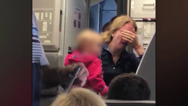 طفل وأمه يبكيان وسط مواجهة على متن طائرة أمريكية