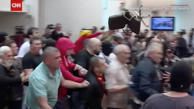 متظاهرون يقتحمون برلمان مقدونيا بعد انتخاب سياسي من أصل ألباني رئيسا له