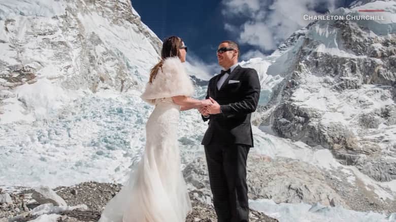 عروسان يحتفلان بزفافهما فوق أعلى جبل بالعالم