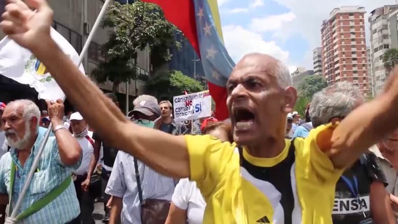 الشرطة تتصدى لمظاهرة الأجداد بقنابل الغاز في فنزويلا