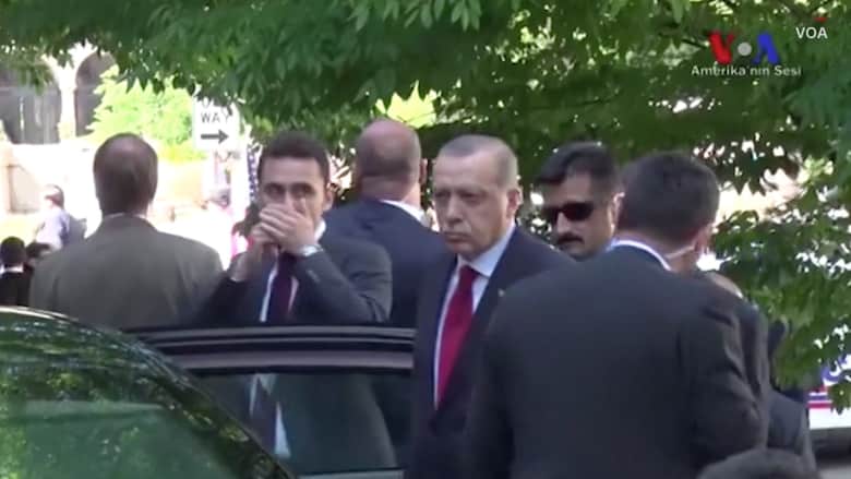 لقطات تظهِر مشاهدة أردوغان للعراك خارج السفارة التركية بواشنطن