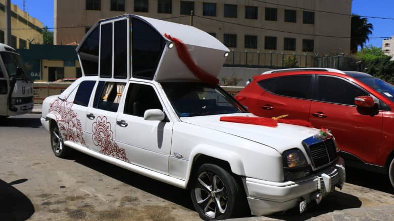 سيارة "سندريلا" الملكية تُصنع في غزة.. لزفة العرسان