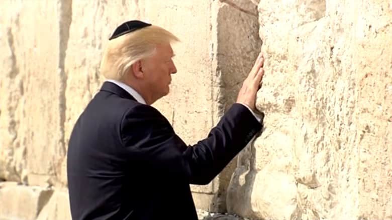 شاهد.. ترامب يصلي في الحائط الغربي بالقدس