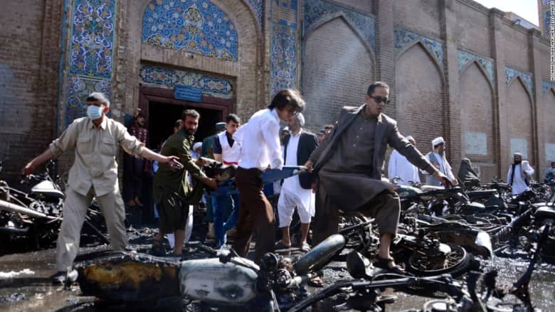   شاهد.. لحظة وقوع انفجار استهدف مسجداً في أفغانستان